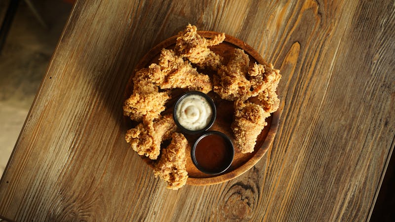 Crispy chicken wings with hot sauce